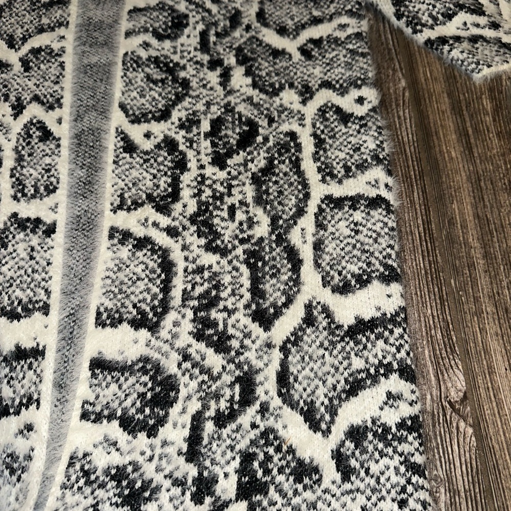 Anthropologie Akemi + Kin Sigrid Fuzzy Snake Skin Kimono Gray White Cardigan - Picture 9 of 11